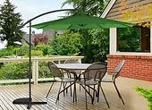 parasol nad zestawem ogrodowym