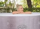Całoroczna wanna SPA w ogrodzie - jak ją zabudować?
