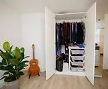 jak ukladac ubrania w glebokiej szafie