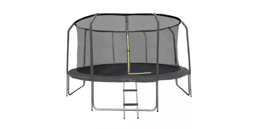 czarna trampolina do ogrodu